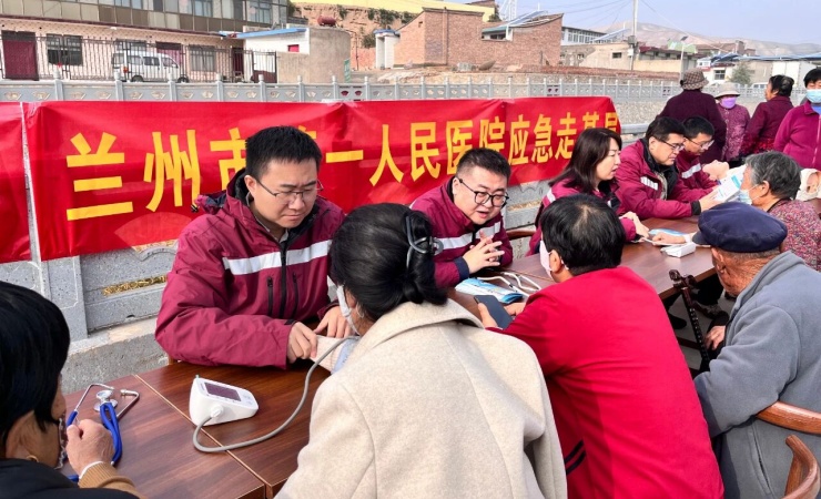 兰州市第一人民医院赴皋兰水阜镇开展重阳节医疗应急走基层活动