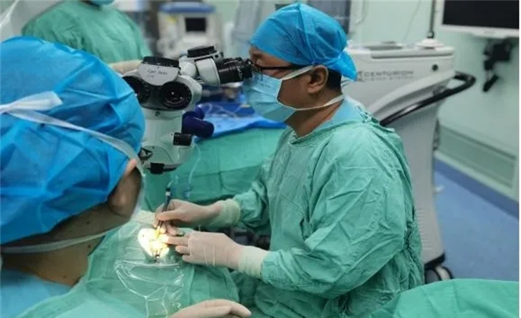 甘肃省首例散光矫正型三焦点人工晶体植入手术在我院眼一科成功实施