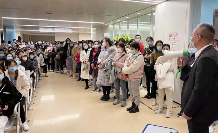 【硬核担当 紧急驰援】兰州市第一人民医院120名医护星夜驰援管控社区开展核酸采样