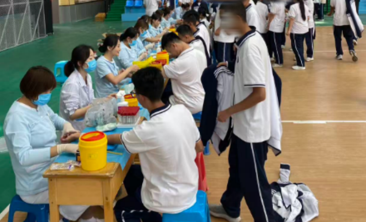 健康管理中心走进西北师大附中开展高一新生采血服务
